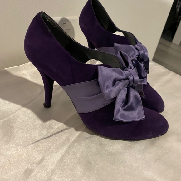 Stuart Weizmann Bouffant Purple Suede Heel - Picture 2 of 5
